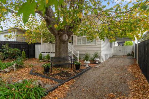 Amber Cottage Luxury Seaside Retreat With Outdoor Spa! - eAccommodation 7