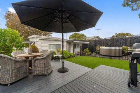 Amber Cottage Luxury Seaside Retreat With Outdoor Spa! - eAccommodation 0