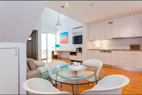 Urban Paradise Minutes From The Markets - eAccommodation 3