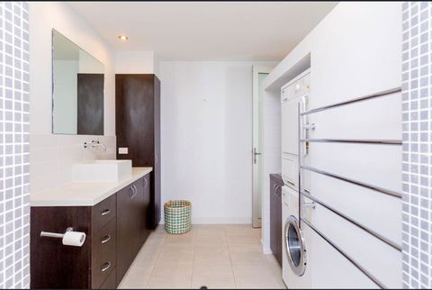 Urban Paradise Minutes From The Markets - eAccommodation 2
