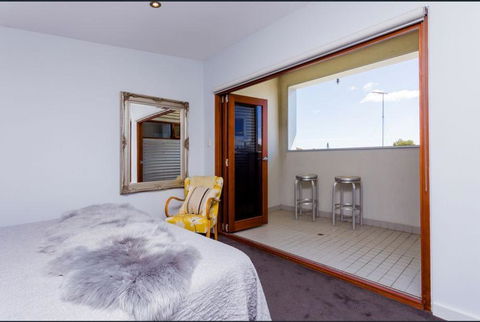Urban Paradise Minutes From The Markets - eAccommodation 7