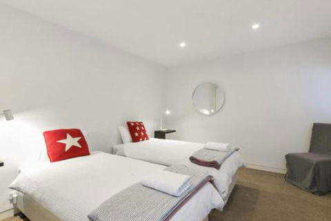 LOUTTIT BAY APARTMENT 1 Free Wifi Ocean Views & The Ultimate Location - eAccommodation 7