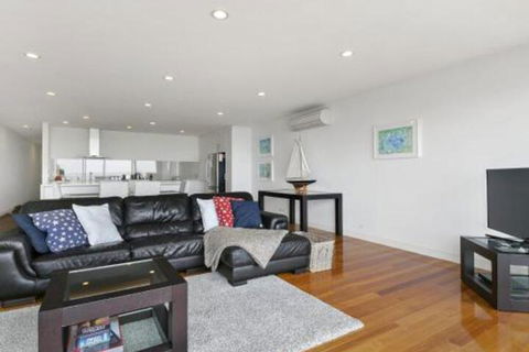 LOUTTIT BAY APARTMENT 1 Free Wifi Ocean Views & The Ultimate Location - eAccommodation 6