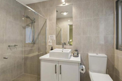 LOUTTIT BAY APARTMENT 1 Free Wifi Ocean Views & The Ultimate Location - eAccommodation 2