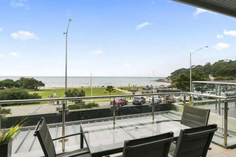 LOUTTIT BAY APARTMENT 1 Free Wifi Ocean Views & The Ultimate Location - eAccommodation 5
