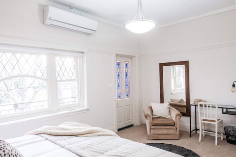 Elwood Beach Calming Tones - Rejuvenate Stays - eAccommodation 3