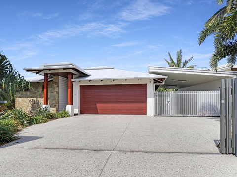 WATERFRONT HOME BORDERING MOOLOOLABA - eAccommodation 2