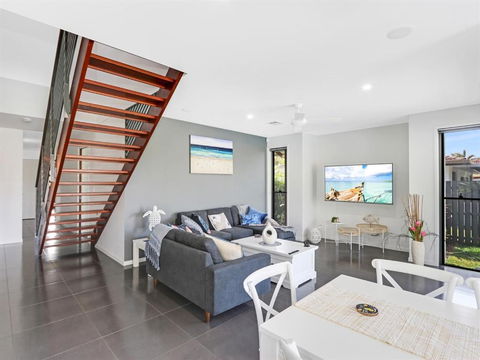WATERFRONT HOME BORDERING MOOLOOLABA - eAccommodation 5