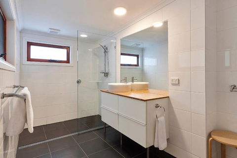 DOLPHIN LOOKOUT COTTAGE Amazing Views Of The Bay Of Fires - eAccommodation 1