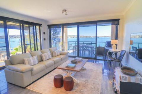 Elysium Lakehouse - eAccommodation 2