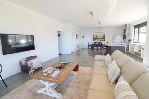 Elysium Lakehouse - eAccommodation 7