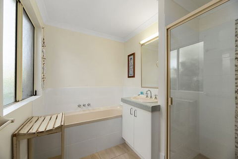 Fabulous Pet Friendly Family Home - 3 Carribean Court - eAccommodation 2