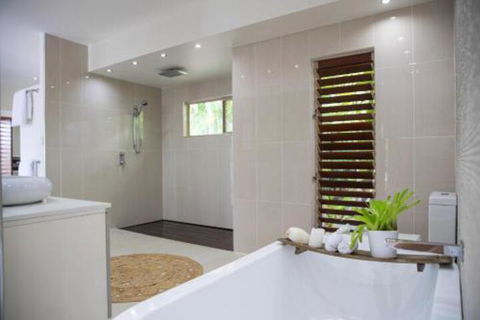 Absolute Lakefront Port Douglas - eAccommodation 3