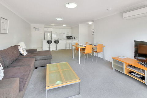 Airtrip Apartment On Russell St - eAccommodation 3