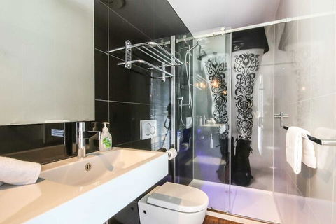 Architecturally Designed Studio 10 Minutes To CBD - eAccommodation 4