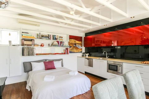 Architecturally Designed Studio 10 Minutes To CBD - eAccommodation 1