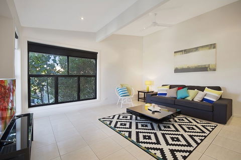 Minutes Walk To Peregian Beach & Surf! Unit 1 / 28 Pelican Street - eAccommodation 5
