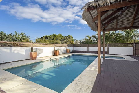 Minutes Walk To Peregian Beach & Surf! Unit 1 / 28 Pelican Street - eAccommodation 0