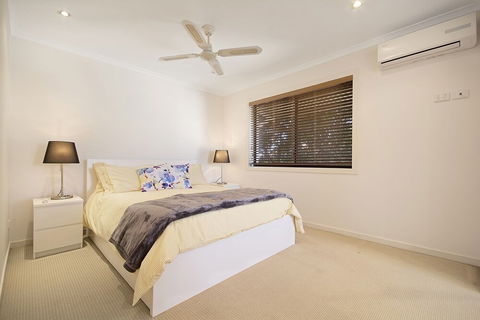 Minutes Walk To Peregian Beach & Surf! Unit 1 / 28 Pelican Street - eAccommodation 4