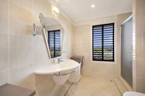 Minutes Walk To Peregian Beach & Surf! Unit 1 / 28 Pelican Street - eAccommodation 3