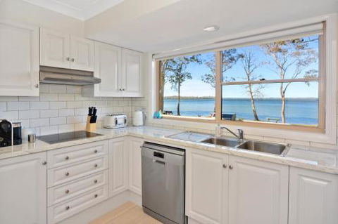 Adrift Retreat St. Georges Basin Waterfront Home - eAccommodation 6