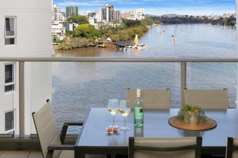 Amazing River View 3 Bedroom Apartment Brisbane CBD Netflix Fast Wifi Carpark - eAccommodation 3