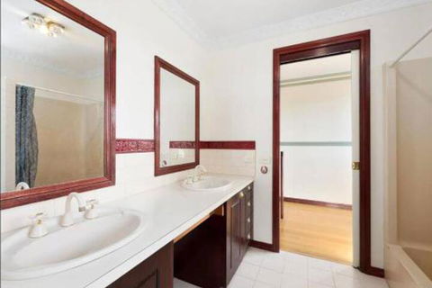 GUMS & ROSES Family Home In The Heart Of Town. - eAccommodation 3