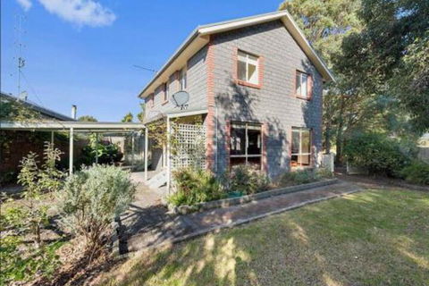 GUMS & ROSES Family Home In The Heart Of Town. - eAccommodation 6