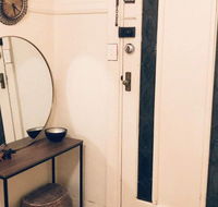 Art Deco Apt in Sunny Elwood Minutes to St. Kilda - eAccommodation