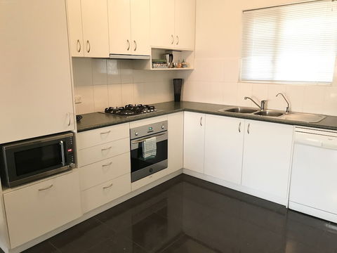 Adelaide Dresscircle Apartments - Archer Street - eAccommodation 6