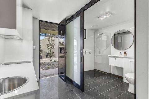 Aloha Central Premium Studios - eAccommodation 7