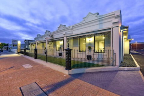 Aloha Central Premium Studios - eAccommodation 0