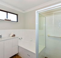 The Noraville House Large Family Home - eAccommodation