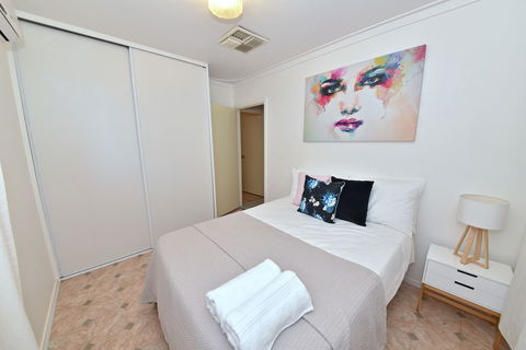 Comfy Home Near Airport & City 2280 - eAccommodation 2
