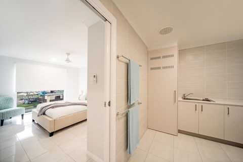 Airlie On Main Street Airlie Beach - eAccommodation 3