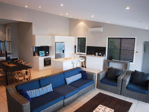Absolutely Avoca 114a Avoca Drive Avoca Beach - eAccommodation 3