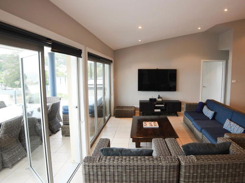 Absolutely Avoca 114a Avoca Drive Avoca Beach - eAccommodation 4