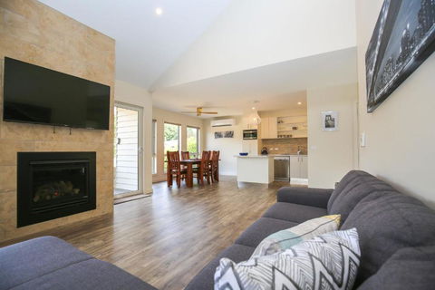Amber Mist Villa Two - eAccommodation 1
