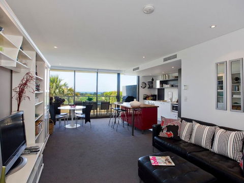 LORNE CHALET APARTMENT 10 Ask About Midweek Deals - eAccommodation 1