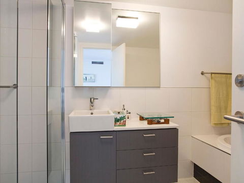 LORNE CHALET APARTMENT 10 Ask About Midweek Deals - eAccommodation 2