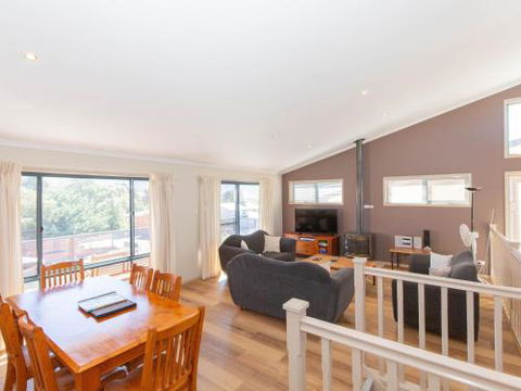 Acacia 5 / 2 Kirwan Close - eAccommodation 5