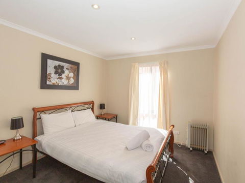 Acacia 5 / 2 Kirwan Close - eAccommodation 2