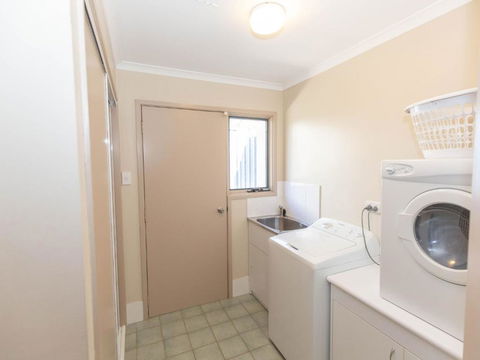 Acacia 5 / 2 Kirwan Close - eAccommodation 3