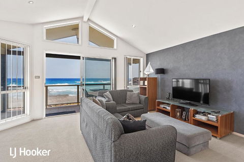 Absolute Waterfront At Anna Bay - eAccommodation 3
