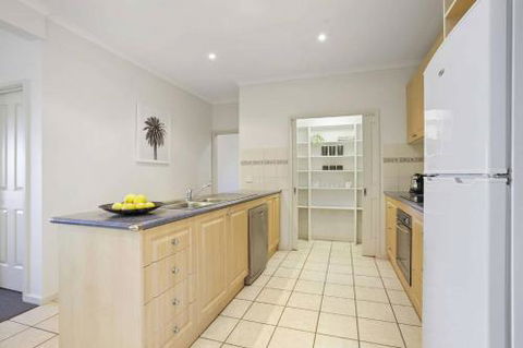 APOLLO BAY HOLIDAY HOUSE Walk To Beach + Wifi - eAccommodation 3