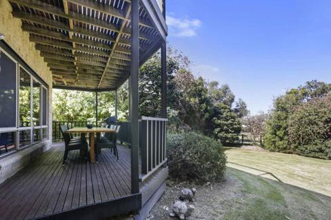 APOLLO BAY HOLIDAY HOUSE Walk To Beach + Wifi - eAccommodation 0