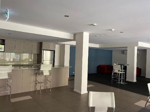ARENA RESORT STYLE EXEC FREE NETFLIX WIFI WINE - eAccommodation 3