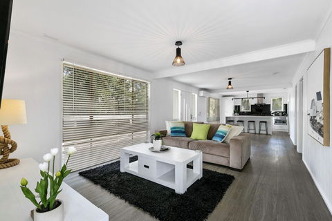 Beauty AND THE Peace - Inlet Side - eAccommodation 1