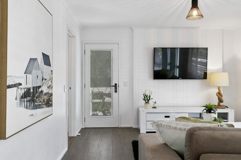 Beauty AND THE Peace - Inlet Side - eAccommodation 2