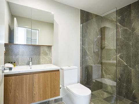 Luxurious 2bed 2bath APT With Parking@southport - eAccommodation 2
